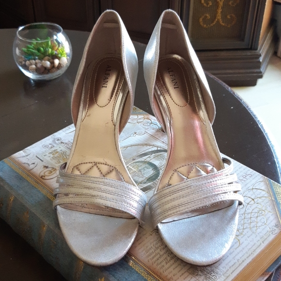 🆕️ strappy sparkly dress shoes🤩🆕️ - Picture 2 of 4